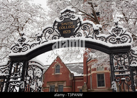 Grecourt Eingangstor zu Smith College in Northampton, Massachusetts nach dem großen Schneesturm. Stockfoto