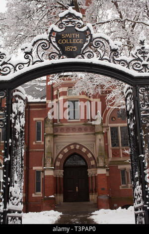 Grecourt Eingangstor zu Smith College in Northampton, Massachusetts nach dem großen Schneesturm. Stockfoto