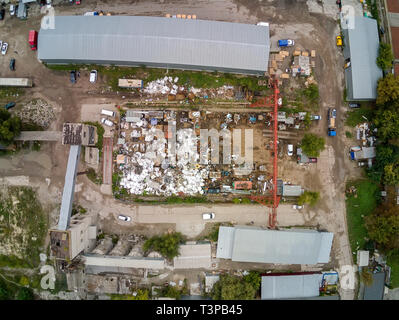 Schrott Schrottplatz Bereich Luftaufnahme. Empfang und Speicherung metall Abfälle vor der recyclyng Stockfoto