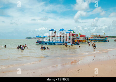 Joao Pessoa - PB, Brasilien - 24. Februar 2019: Katamaran Boote von João Pessoa Strand, Praia de João Pessoa. Touristische Katamaran Boote auf dem Meer. Stockfoto