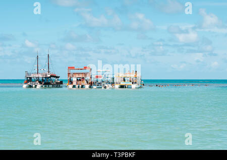 Joao Pessoa - PB, Brasilien - 24. Februar 2019: Boot Katamaran mit Touristen am Picaozinho Korallen in der Nähe Tambau Strand. Stockfoto