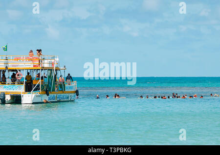 Joao Pessoa - PB, Brasilien - 24. Februar 2019: Boot Katamaran mit Touristen am Picaozinho Korallen in der Nähe Tambau Strand. Stockfoto