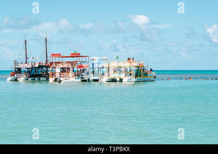 Joao Pessoa - PB, Brasilien - 24. Februar 2019: Boot Katamaran mit Touristen am Picaozinho Korallen in der Nähe Tambau Strand. Stockfoto