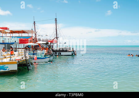 Joao Pessoa - PB, Brasilien - 24. Februar 2019: Boot Katamaran mit Touristen am Picaozinho Korallen in der Nähe Tambau Strand. Stockfoto