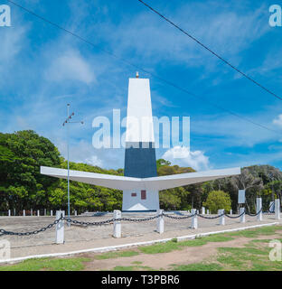 Joao Pessoa - PB, Brasilien - 25. Februar 2019: dreieckige Form bekannt als Leuchtturm Farol do Cabo Branco (weißes Kabel Leuchtturm). Denkmal entworfen von Stockfoto