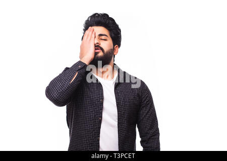 Junge arabische Mann ein, die seine Augen traurig der Fehler isoliert auf weißem Hintergrund Stockfoto