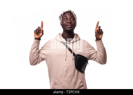 Portrait von Stattlichen afrikanischer Mann zeigt mit Zeigefinger nach oben, auf weißem Hintergrund. Stockfoto