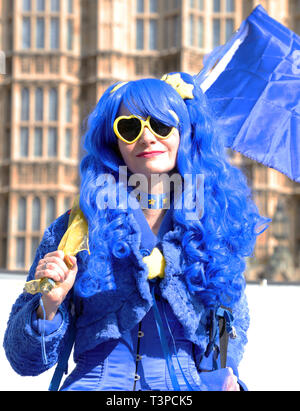Anti-brexit-Demonstrator, der in den Flaggen der Europäischen Union in London, Großbritannien, gekleidet ist. Stockfoto