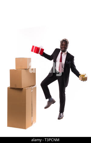 Afrikanischen Geschäftsmann mit Geschenk in der Nähe von auf weißem Hintergrund geliefert Boxed Stockfoto