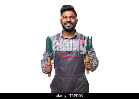Junge indische stattlichen Gärtner mit Tools auf weißem Hintergrund Stockfoto