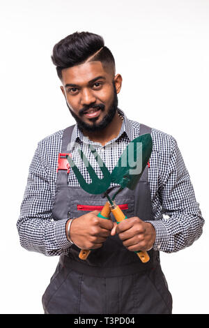 Junge indische stattlichen Gärtner mit Tools auf weißem Hintergrund Stockfoto