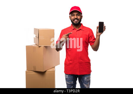 Kurier Mann in Uniform mit Box wies Telefon auf Sie auf weißem Hintergrund Stockfoto