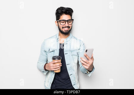 Porträt der jungen indischen Mann, video Anruf vom Telefon auf weißem Hintergrund Stockfoto