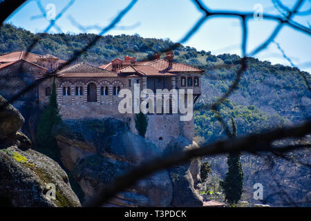 Atemberaubenden Ausblick auf Kloster Varlaam durch einen Baum von Meteora, Griechenland Stockfoto