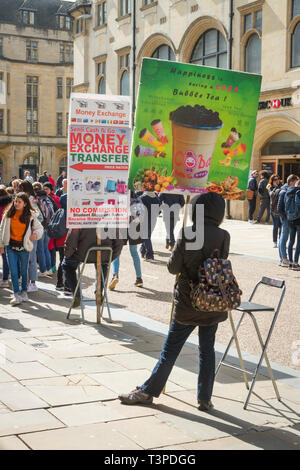 Werbeflächen in Oxford für Bubble Tea und Geldwechsel Transfer Stockfoto