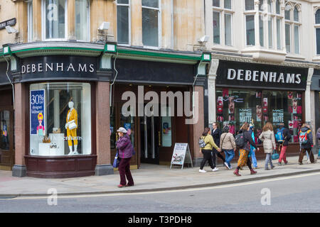Käufer kommen an der Filiale des Debenhams Kaufhauses in der Magdalen Street, Oxford vorbei Stockfoto