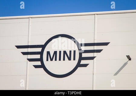 Das BMW Mini-Logo befindet sich an der Seite des Cowley-Automobils in Oxford Stockfoto