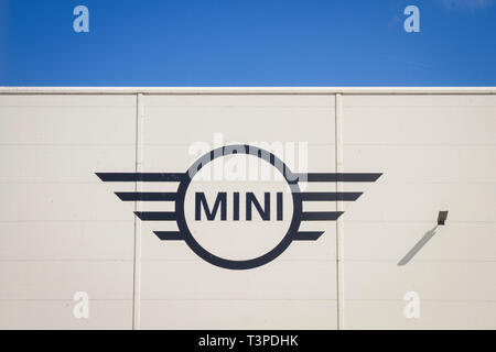 Das BMW Mini-Logo befindet sich an der Seite des Cowley-Automobils in Oxford Stockfoto