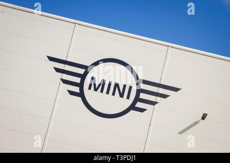 Das BMW Mini-Logo befindet sich an der Seite des Cowley-Automobils in Oxford Stockfoto