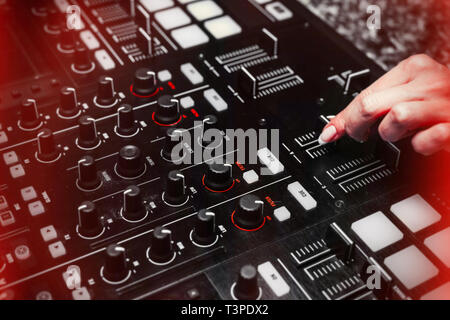 Nahaufnahme von Hand immer Sound von DJ Instrument, Fader bewegen. Stockfoto