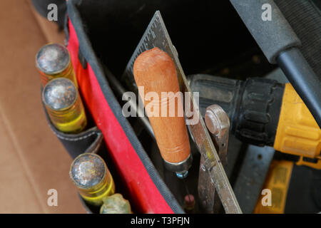 Werkzeuge im Beutel Tag der Arbeit und Wirtschaft Kampf crafting Tools auf einem Arbeitstisch. Stockfoto