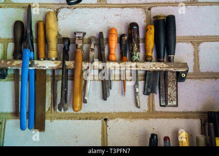 Werkzeuge in der Tag der Arbeit und Wirtschaft Kampf crafting Tools auf einem Arbeitstisch. Stockfoto