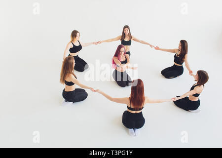 Fitness, Stretching Praxis, Gruppe zwei attraktive Glücklich lächelnde passen reife Frauen arbeiten in Sports Club, Gestreckte Flankendehnung Haltung Stockfoto