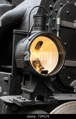 Eine alte Lampe aus einer Dampflok strahlt uns auf den richtigen Weg. Retro Licht in den vorderen Teil des Zuges. Stockfoto