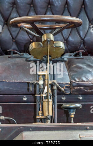 Ein Lenkrad mit Mechanismus der Schaltbetätigung auf ein historisches Fahrzeug. Steuerung auf Veteran Car. Stockfoto