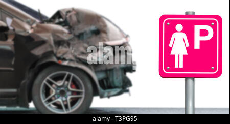 Die rosa Zeichen für parkende Autos nur für Frauen mit beschädigten Auto auf weißem Hintergrund. Zerschmetterte Auto ist das Parken auf dem Platz nur für die Dame. Stockfoto