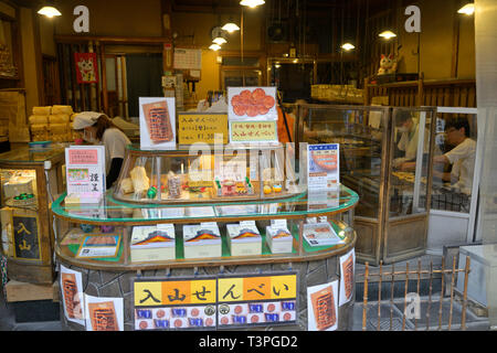 Traditionelle Senbei (Reiscracker) hergestellt und verkauft von Suyama in Asakusa, Tokyo JP Stockfoto