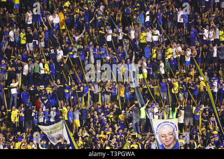 Buenos Aires, Argentinien - 10. April 2019: Boca Juniors Barra Brava, bevor das Spiel beginnt, gegen Wilstermann in der Bombonera in Buenos Aires, Argen Stockfoto