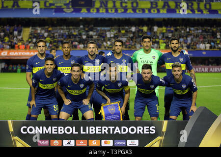 Buenos Aires, Argentinien - 10. April 2019: Boca Juniors Team Bildung gegen Wilstermann in der Bombonera in Buenos Aires, Argentinien Stockfoto