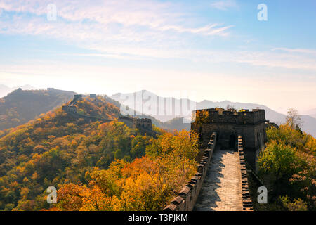 Die große Mauer von China in bunten Herbst bei Sonnenuntergang in der Nähe von Beijing, China. Stockfoto