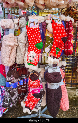 HALLSTATT, Österreich - 21. Februar 2019: Der Stand der touristischen Store mit hängenden bunten Winter Socken, mit traditionellen Mustern bedeckt ( Stockfoto