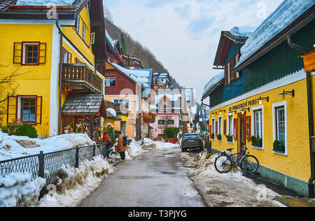 HALLSTATT, Österreich - 21. FEBRUAR 2019: Die bunten Straßen der kleinen Stadt mit traditionellen Häusern, Cafés und Souvenirläden, am 2. Februar Stockfoto