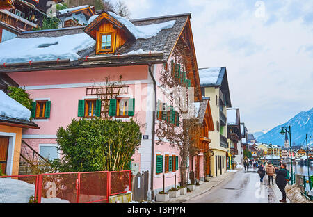 HALLSTATT, Österreich - 21. FEBRUAR 2019: die Menschen entlang der Seestraße - bahndamm der Stadt, mit Blick auf Hallstätter See (See), am 21. Februar in Hallst Stockfoto