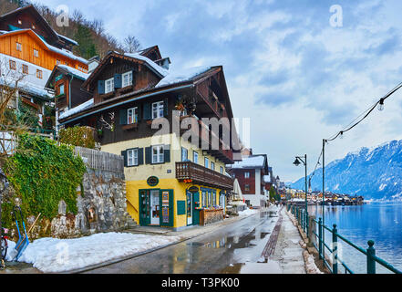 HALLSTATT, Österreich - 21. FEBRUAR 2019: Seestrasse erstreckt sich entlang der Ufer des Hallstätter See (See) und bietet eine große Menge an touristische Geschäfte, Cafés Stockfoto