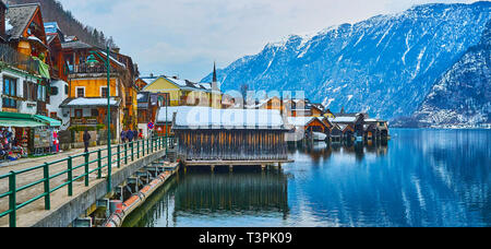Panorama der Hallstätter See (See) mit alten Gehäuse von Hallstatt, seiner Uferpromenade, Hafen mit Holz Garagen für Boote und alpinen Bereich auf der b Stockfoto