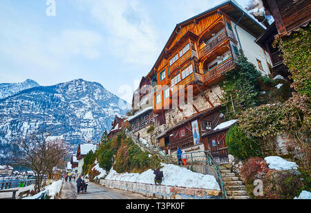 HALLSTATT, Österreich - 21. FEBRUAR 2019: Die Stadt ist die Perle des Salzkammergutes, befindet sich am Hallstätter in Dachstein Alpen sehen, es bietet traditionelle Ho Stockfoto