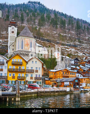 HALLSTATT, Österreich - 21. FEBRUAR 2019: Historische Pfarrkirche St. Maria von den Berg erhebt sich über den Dächern der Altstadt von Salzkammergut, im Februar Stockfoto