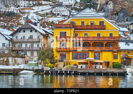 Die malerische touristische Hotels, traditionellen Bauten, im Lakeside Nachbarschaft und Gesichter Hallstätter See gelegen (See), Hallstatt, Salzkammergut Stockfoto