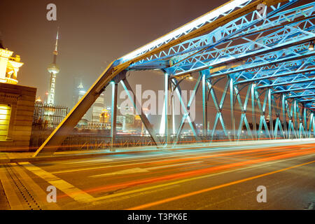 Shanghai Waibaidu Brücke und leichte Spuren in der Nacht. Leichte Spuren von Autos auf der Shanghai waibaidu Brücke Stockfoto