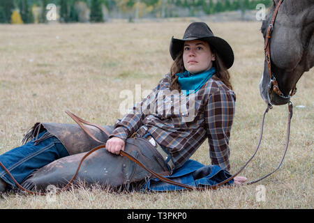 American cowgirl ruht mit Pferd Stockfoto