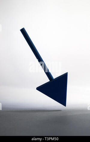 Holz-, nach unten gerichteten Pfeil. Stockfoto