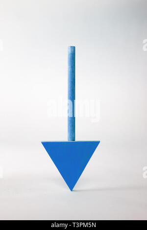 Holz-, nach unten gerichteten Pfeil. Stockfoto