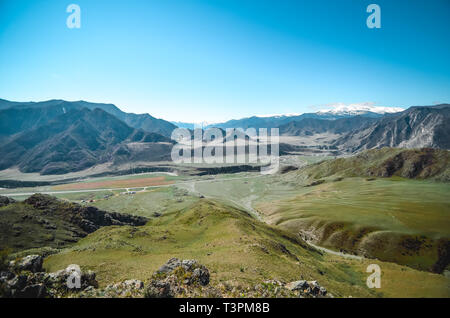 Berglandschaften der Chui Trakt, Altai. Tal Chuya. Petroglyphic komplexe Kalbak-Tash Stockfoto