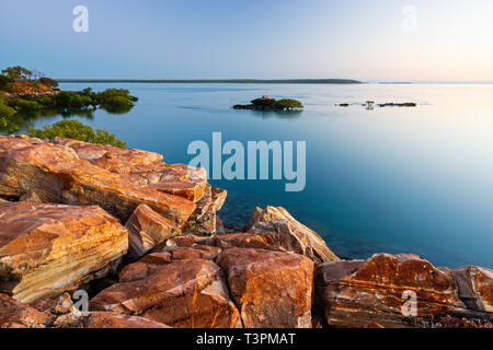 Felsigen Landspitze von roten Felsen bei Sonnenaufgang auf der Dampier Halbinsel, Western Australia Stockfoto