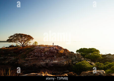 Felsigen Landspitze von roten Felsen bei Sonnenaufgang auf der Dampier Halbinsel, Western Australia Stockfoto