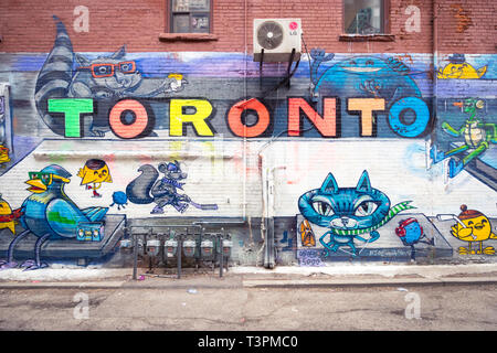 Brillante Urban Art und Wandmalereien auf Graffiti Alley (Rush Lane), in der Queen Street West Toronto, Ontario, Kanada. Stockfoto